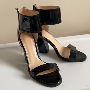 Black heels Excellent condition.